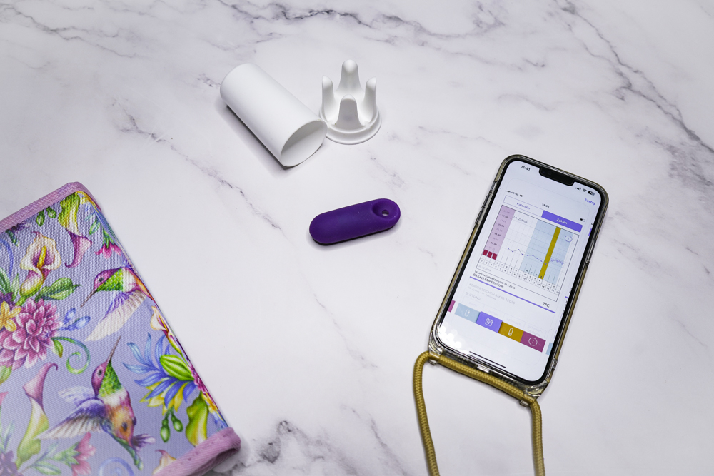 Trackle Sensor neben einem Smartphone mit Zykluskurve